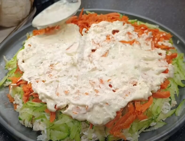 Салат «Петрович» из простых продуктов. Домашний вкус и невероятная сочность — всё, что нужно для уютного застолья!