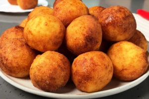 Воздушная вкуснятина за 15 минут: секрет творожных шариков, которые тают во рту и не черствеют