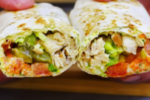 Идеальная шаурма в домашних условиях! Как приготовить её вкуснее, чем в ларьке: весь секрет в соусе