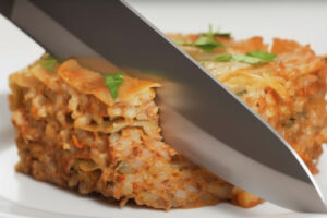 Готовьте раз — ешьте три дня: секрет сочной капустной запеканки, которая становится вкуснее на второй день!