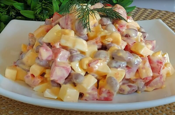 Банка фасоли и 2 минуты. Готовим быстрый салат «Фиеста» — всего 4 простых продукта, а как вкусно!