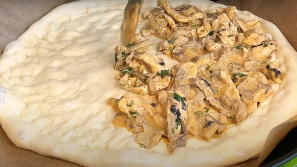 Тонкое тесто, хрустящие бортики и сочная курица с грибами. Рецепт идеальной пиццы