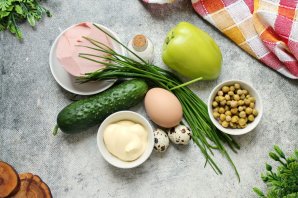 Салат с колбасой и яйцами