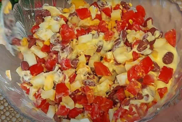 Банка фасоли и 2 минуты. Готовим быстрый салат «Фиеста» — всего 4 простых продукта, а как вкусно!