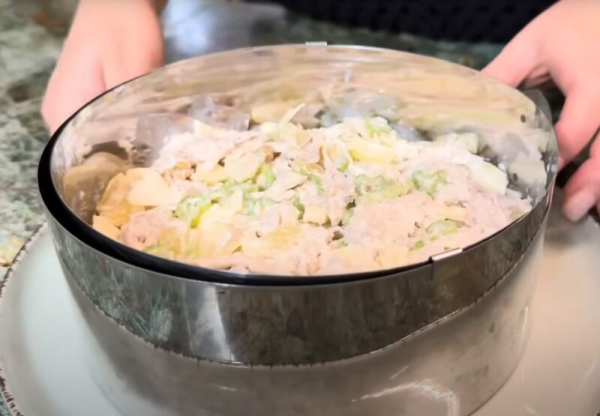 Вкусный и оригинальный салат из куриной грудки. Подходит для любого торжества!