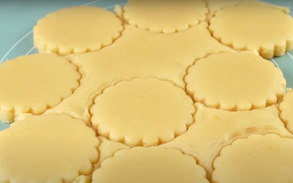 Забытый вкус детства: как приготовить коржики из СССР за 8 копеек — нежные, как облако и рассыпчатые, как снег