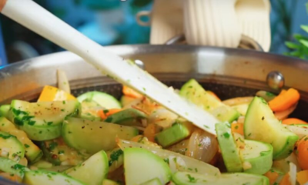 Куриные бедра по-новому. Хрустящие и сочные: вкусное блюдо из курицы на обед или ужин