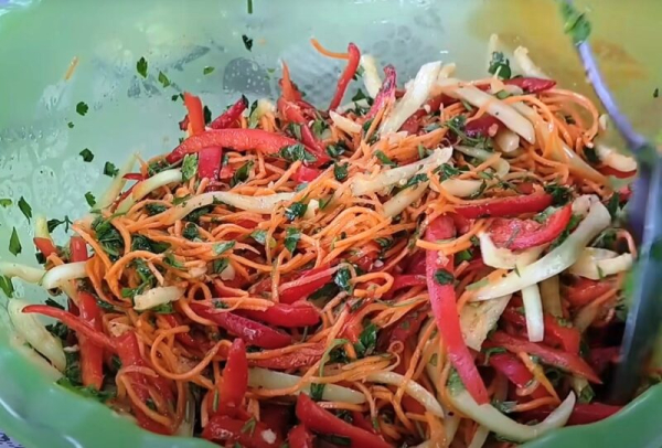 Вкус лета в каждой ложке! Как сохранить сочность болгарского перца и сладость моркови в хрустящем салате на зиму