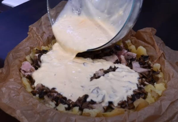 Вкуснее пиццы и проще запеканки: пирог «Жульен» с хрустящей корочкой  — вкус, от которого невозможно оторваться!
