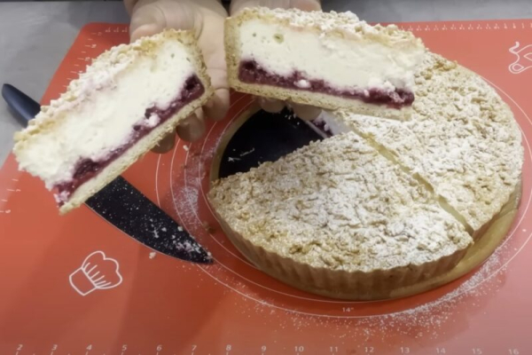 Вкуснятина к чаю: сладкий пирог с малиной и творогом. Два слоя невероятно нежной начинки!