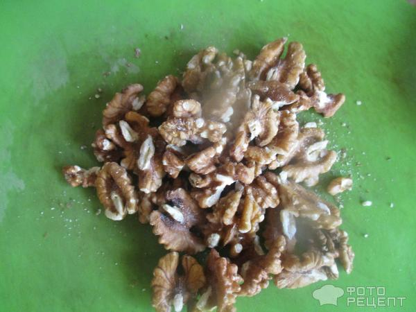 Рецепт: Морковный салат - с чесноком, орехами, яблоками под майонезом