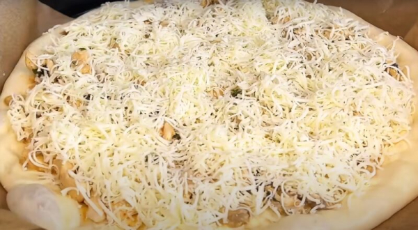 Тонкое тесто, хрустящие бортики и сочная курица с грибами. Рецепт идеальной пиццы