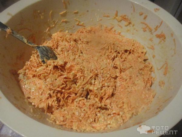 Рецепт: Морковный салат - с чесноком, орехами, яблоками под майонезом