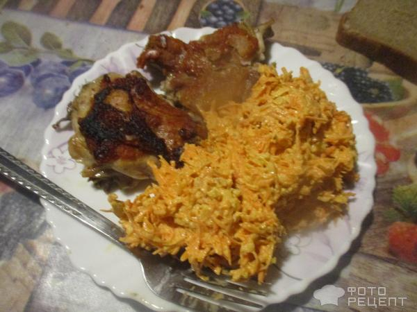 Рецепт: Морковный салат - с чесноком, орехами, яблоками под майонезом