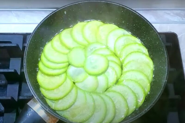 Подруга из Италии поделилась рецептом. Нежная и сочная кабачковая пицца: буду так готовить всё лето Подруга из Италии поделилась рецептом. Нежная и сочная кабачковая пицца: буду так готовить всё лето