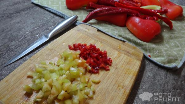 Рецепт: Сладко-острая приправа из перцев - Очень вкусная приправа.