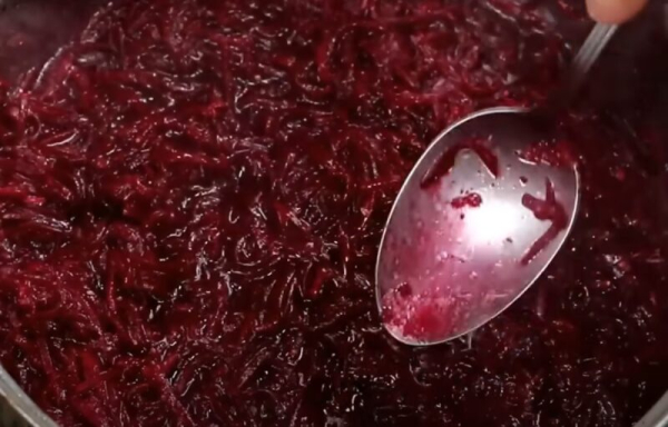 Секретный салат из свеклы: просто натереть и замариновать. Заканчивается через 5 минут после подачи