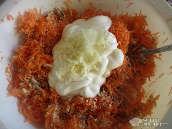 Рецепт: Морковный салат - с чесноком, орехами, яблоками под майонезом