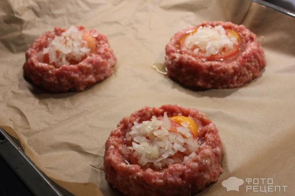 Рецепт: Гнезда с фаршем - С сыром и яйцом