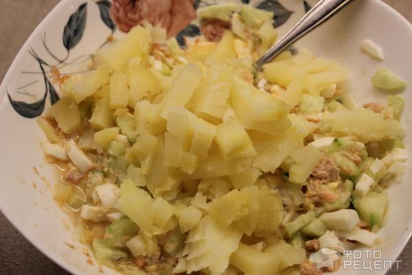 Рецепт: Салат с консервированной форелью - с огурцом и картофелем