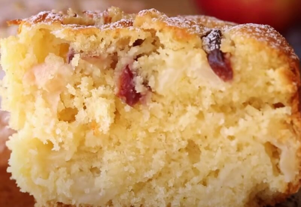 Сливочная нежность и сочные яблоки в каждом кусочке — пирог, который заставит вас забыть про кондитерские!