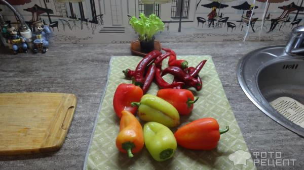 Рецепт: Сладко-острая приправа из перцев - Очень вкусная приправа.